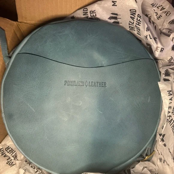 Portland Leather Large Circle Crossbody in Aqua. C-grade bag. - Picture 1 of 12